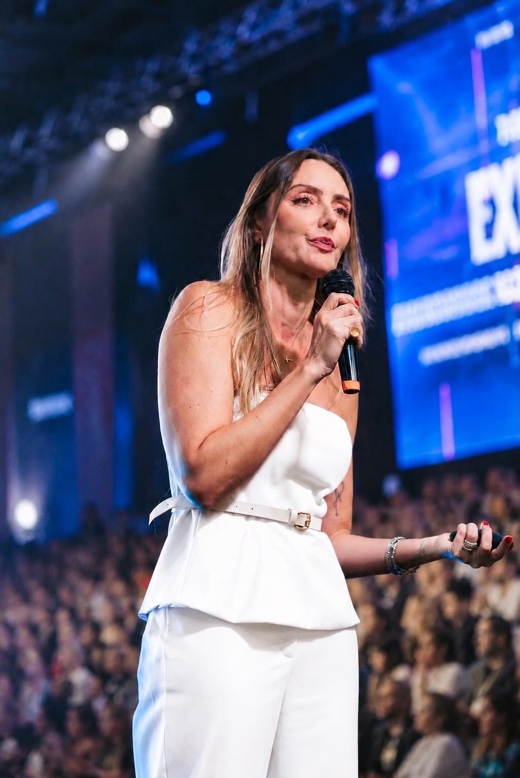 Keila Ventura palestrando em um evento para grande plateia